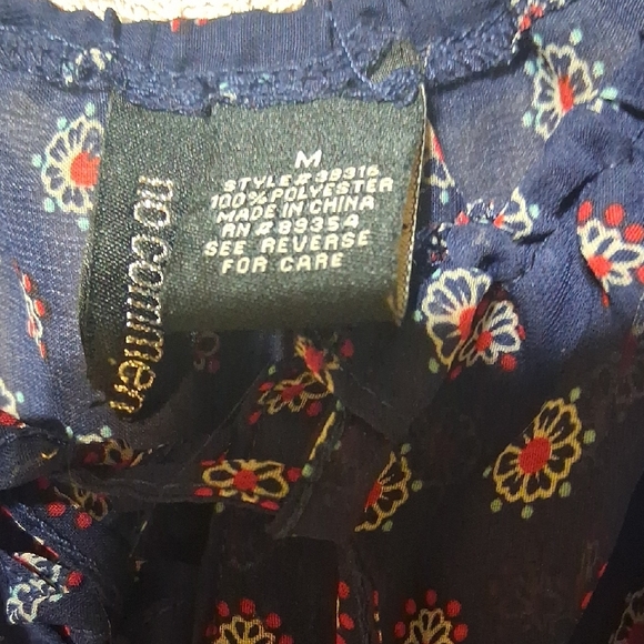 Navy Floral Women's Top No Comment Brand Size Medium - Picture 2 of 3
